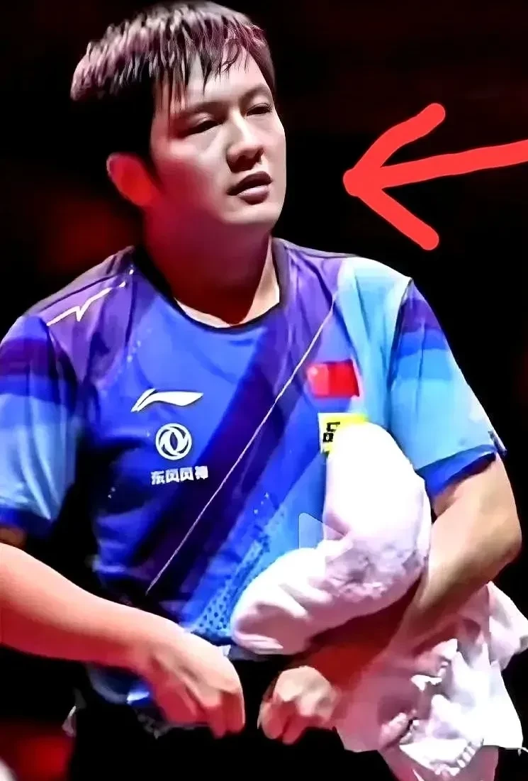 中国乒乓球队鏖战韩国乒乓球队，许昕完成帽子戏法