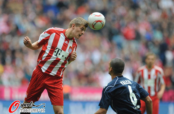 米兰体育-奴瓦卢在比赛中凭借头球攻破对方大门