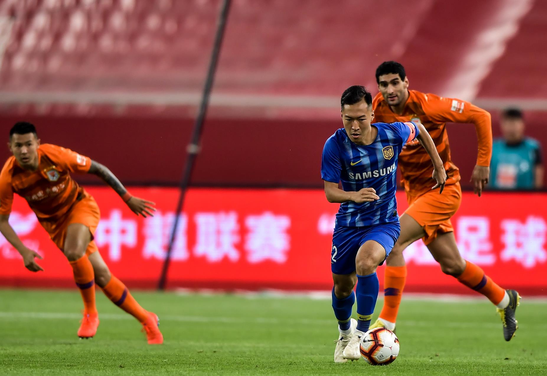 中国米兰体育-山东鲁能主场小胜上海绿地申花，球员庆祝欢呼的简单介绍