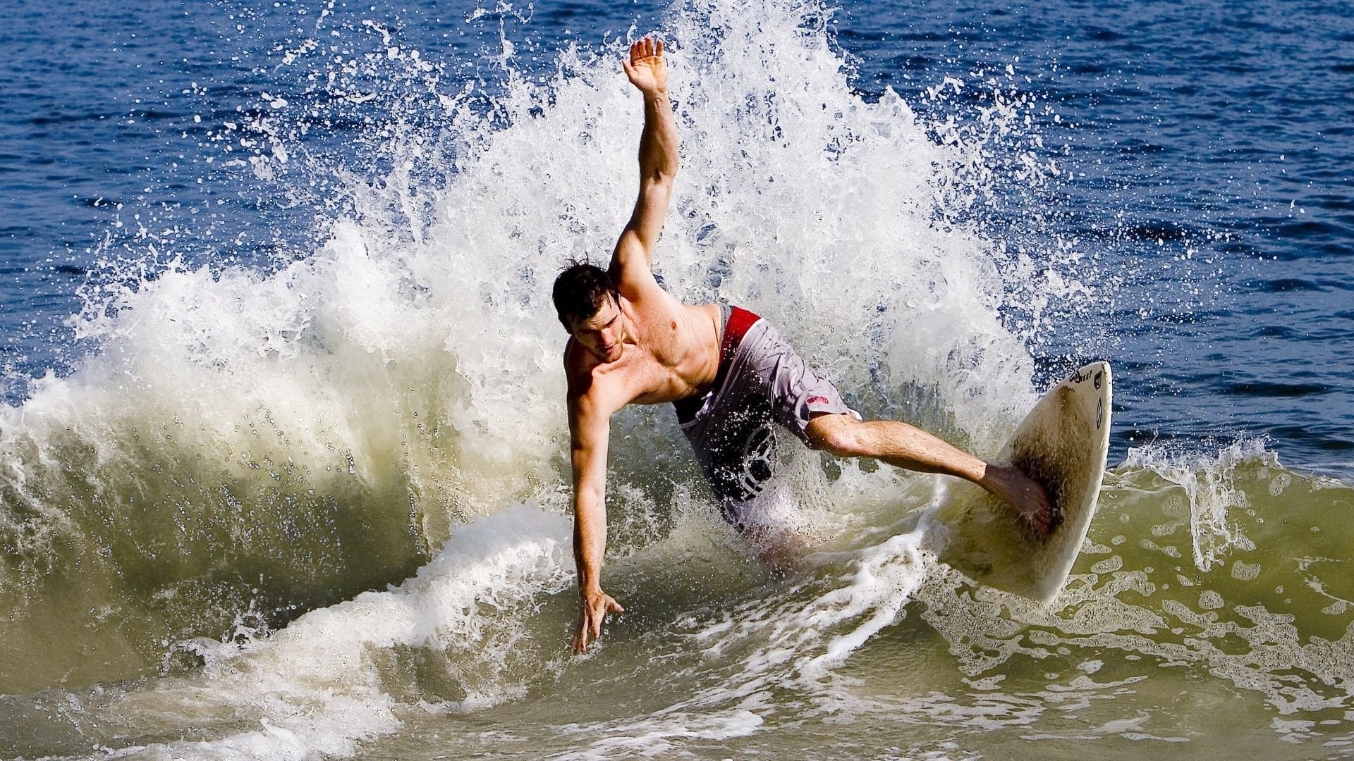 当边界封锁遇见跨界统治,尼日利亚的外交暂停与萨拉赫的赛道奇迹